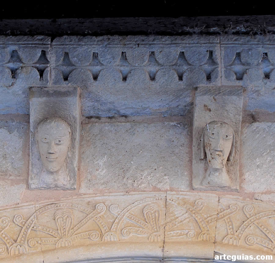 Iglesia de Almenara de Tormes: canecillos del tejaroz de la puerta norte