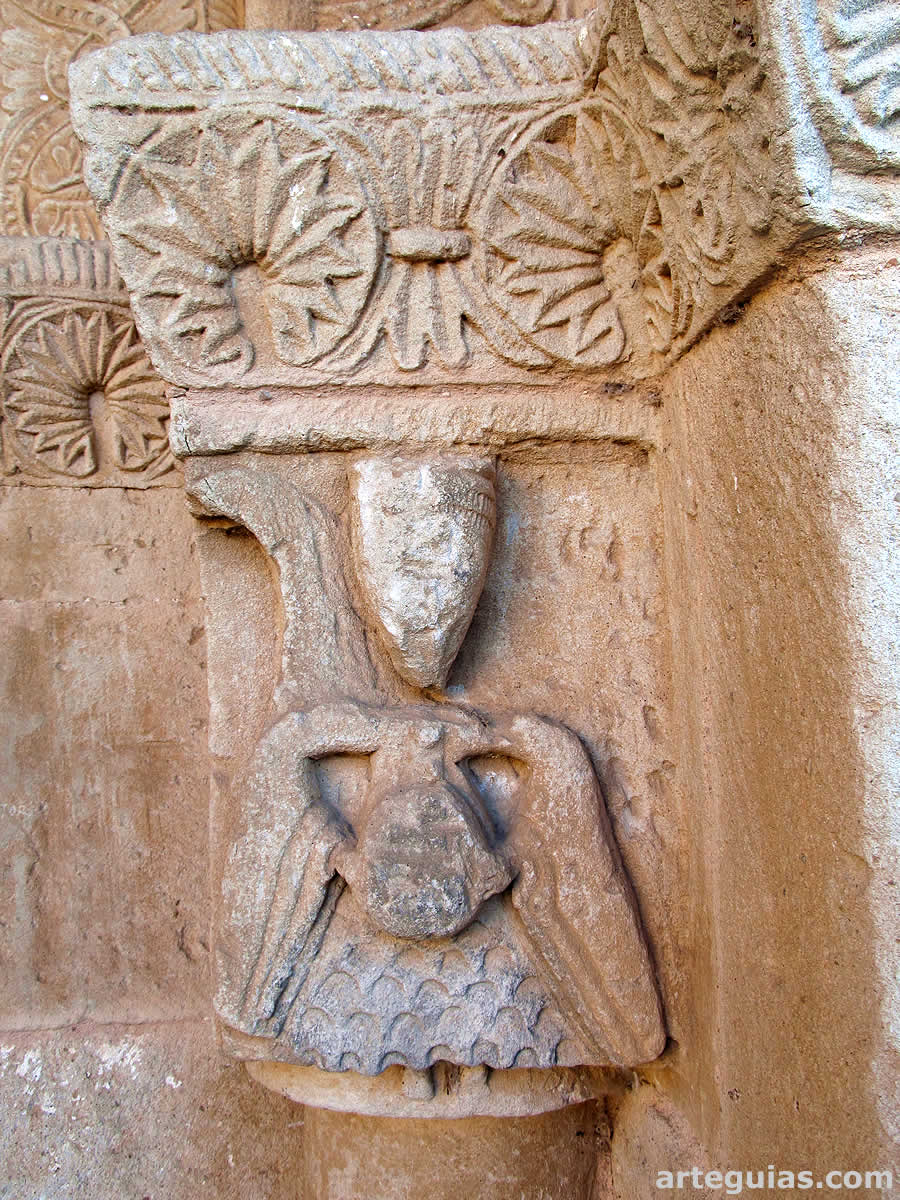 Capitel de la puerta norte