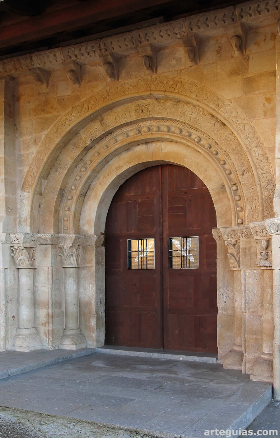 Puerta norte. Iglesia de Almenara de Tormes, Salamanca
