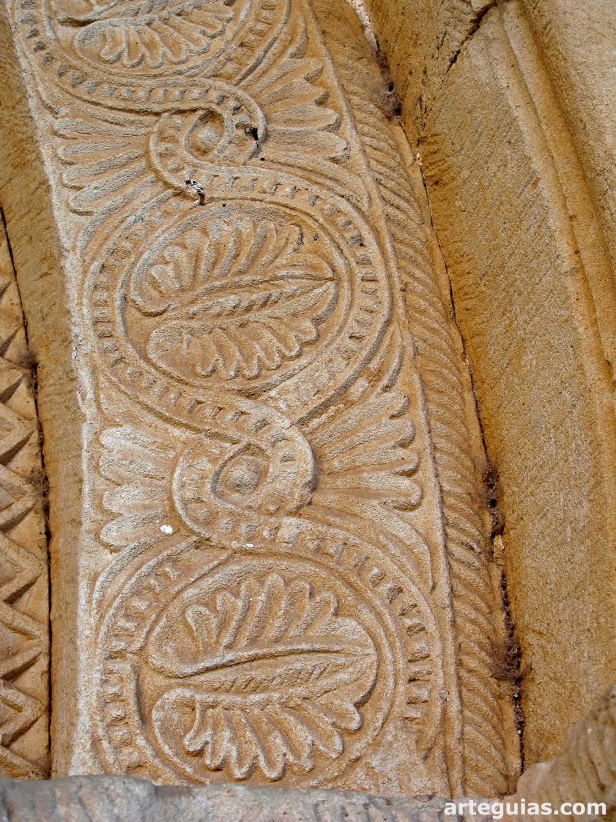Detalle ornamental de una de las puertas de Almenara de Tormes