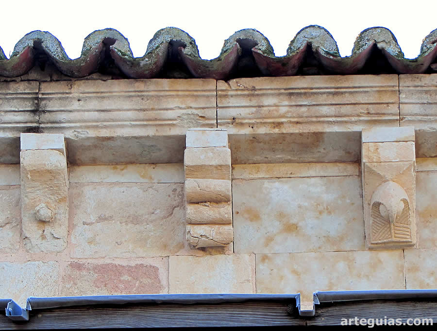 Canecillos del costado septentrional de la nave. Iglesia de Almenara de Tormes, Salamanca