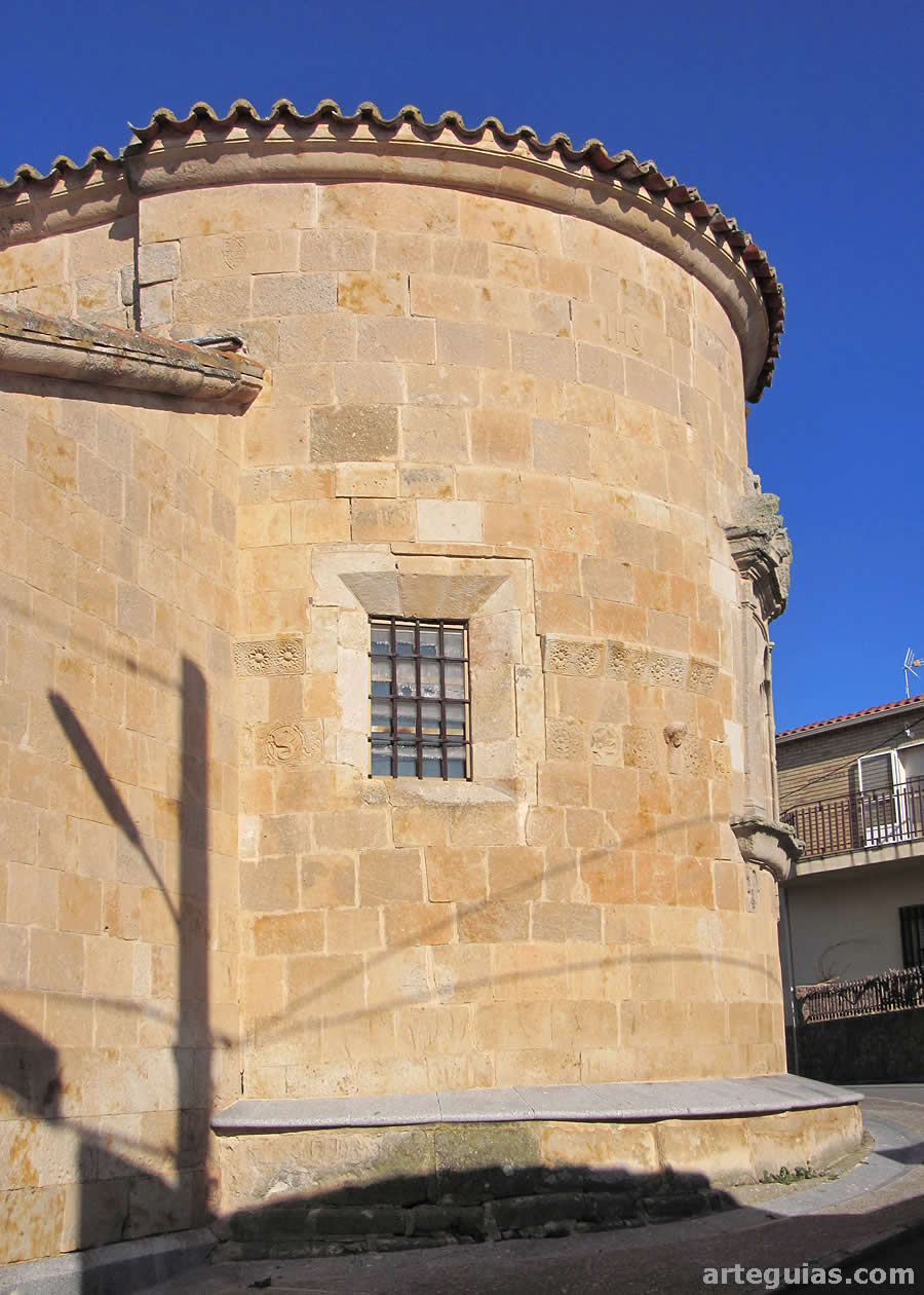 Iglesia de Almenara de Tormes: cabecera recrecida en época moderna