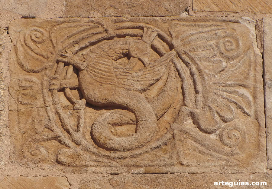Relieve del ábside que constiene un basilisco