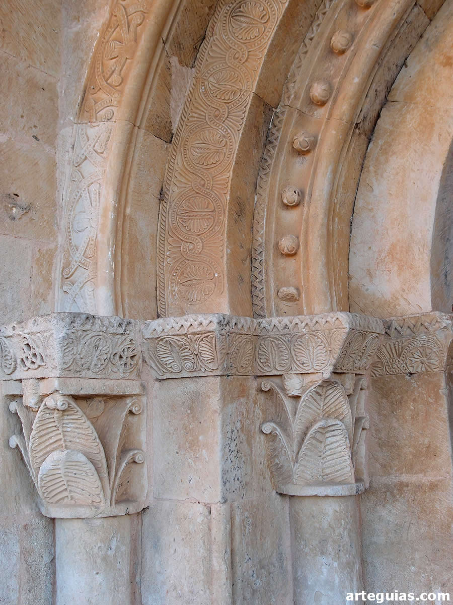 Detalle de la decoración de las arquivoltas y los capiteles