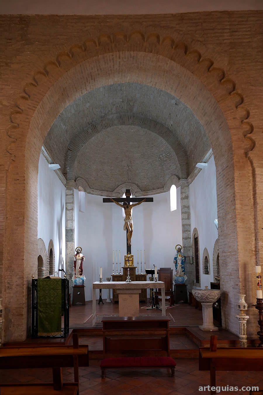 Interior del ábside central con estructura románica