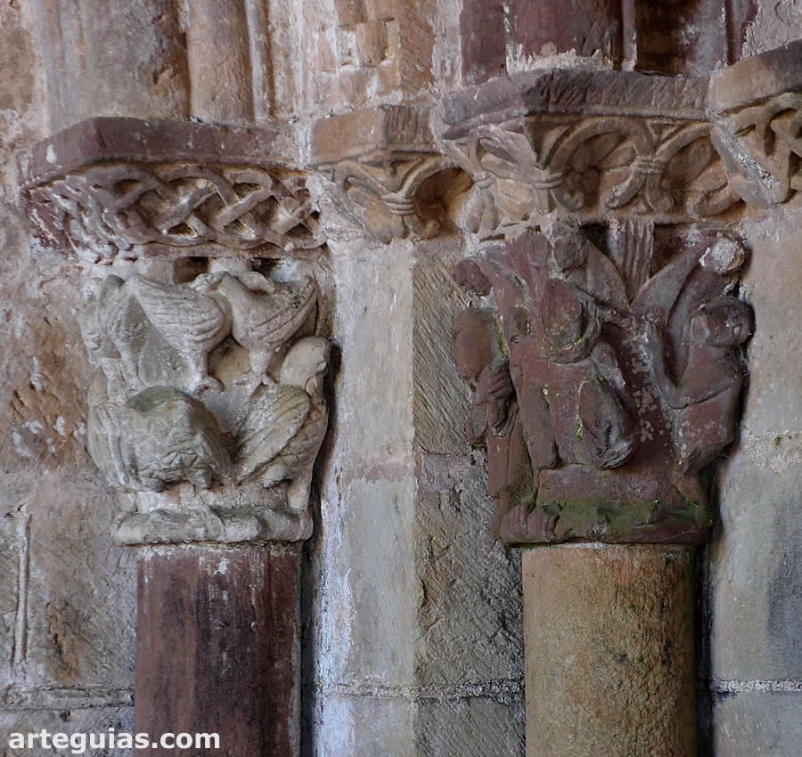 Dos capiteles de la puerta románica