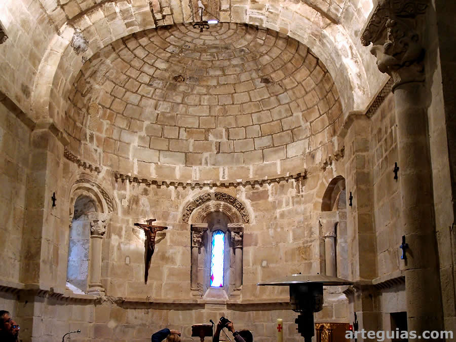 Interior de la cabecera de Argomilla de Cayón