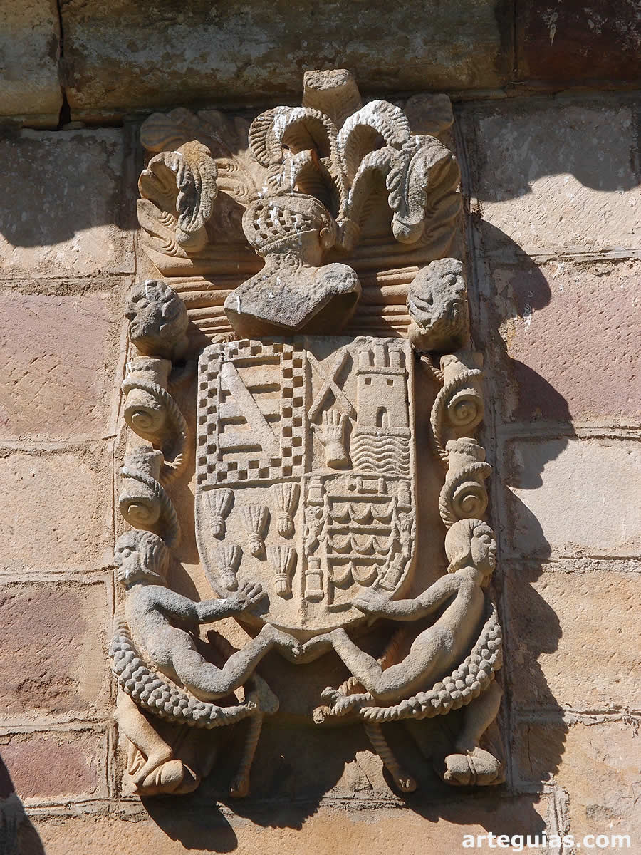 Escudo nobiliario en la sacristía adosada a la iglesia