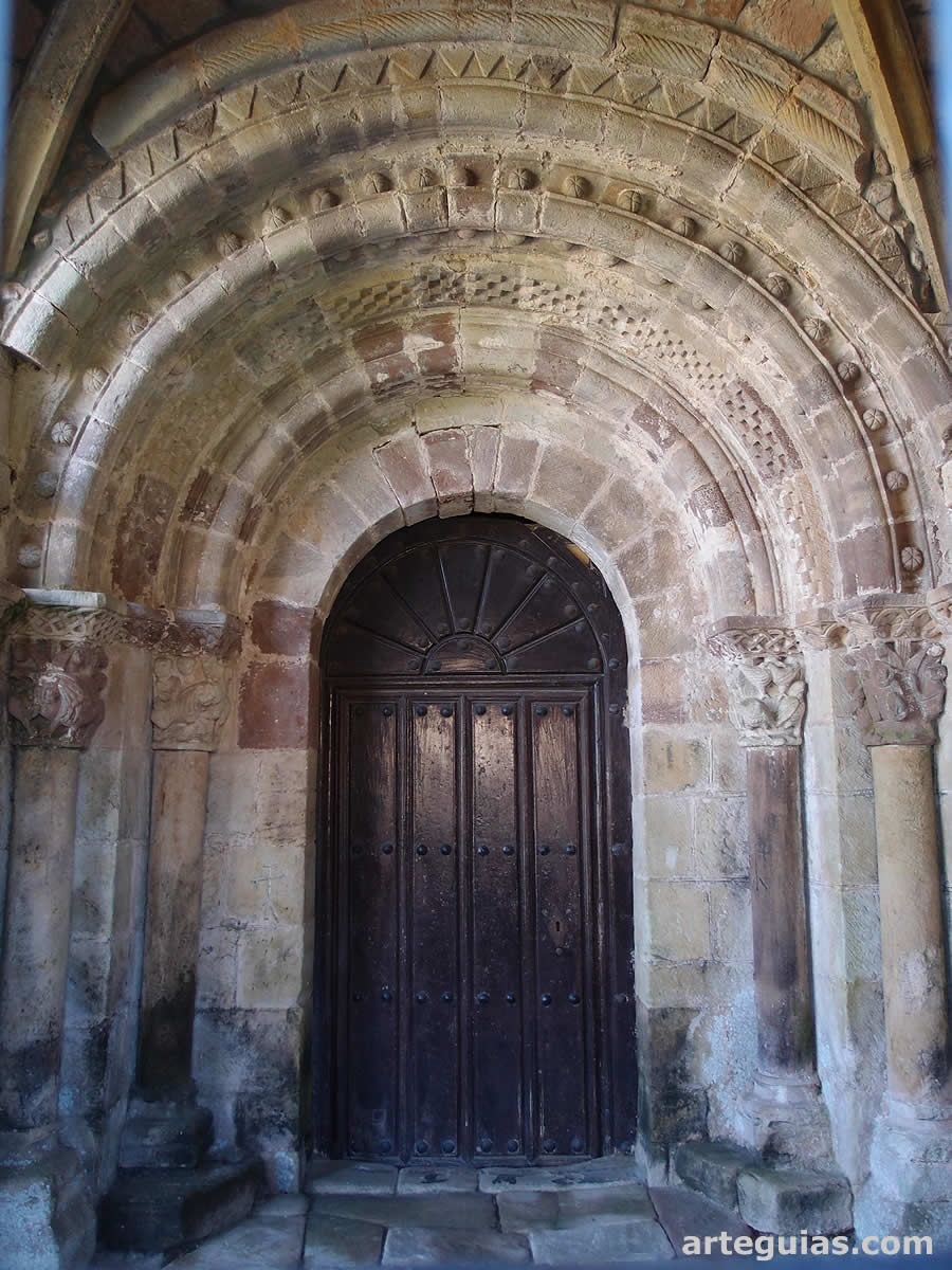Puerta románica de la iglesia de Argomilla de Cayón