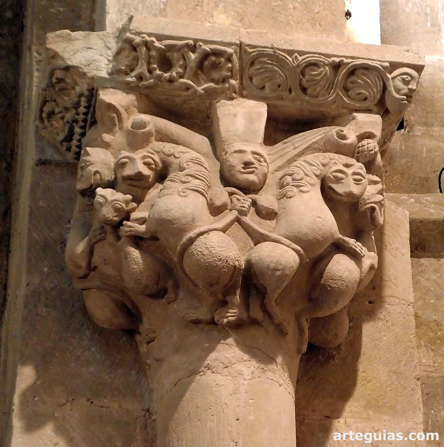 Argomilla de Cayón: capitel del arco triunfal