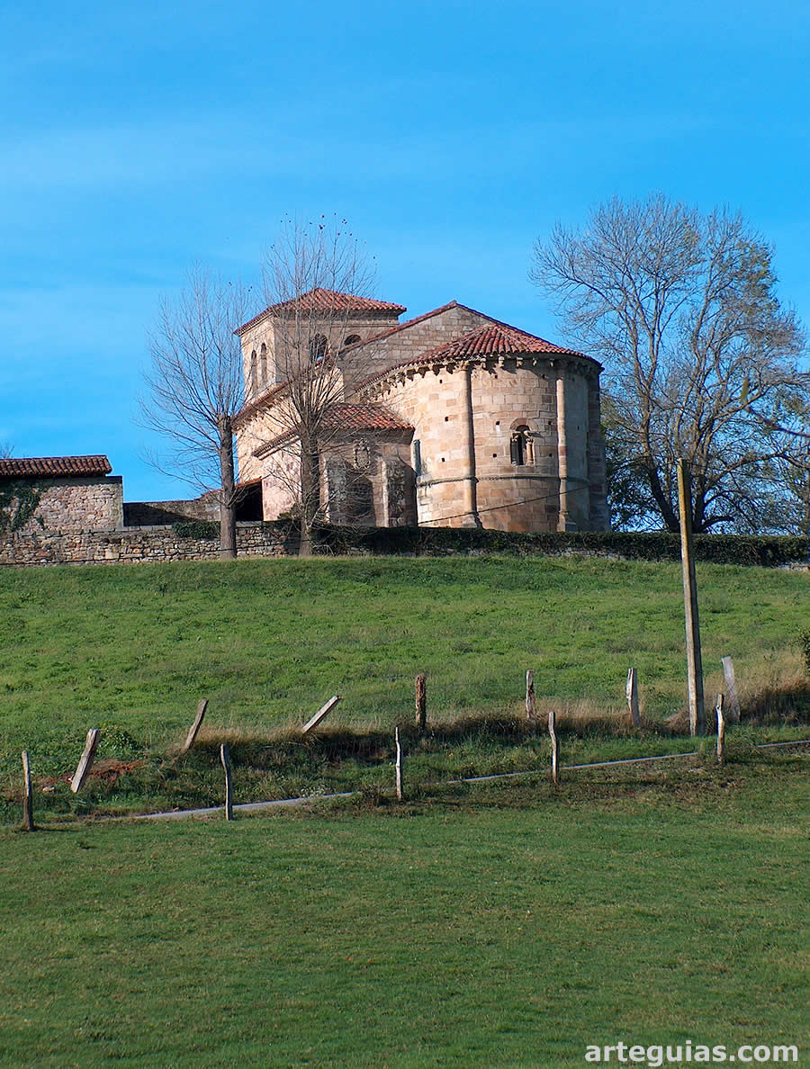 La iglesia de Argomilla de Cayón se encuentra en un altozano