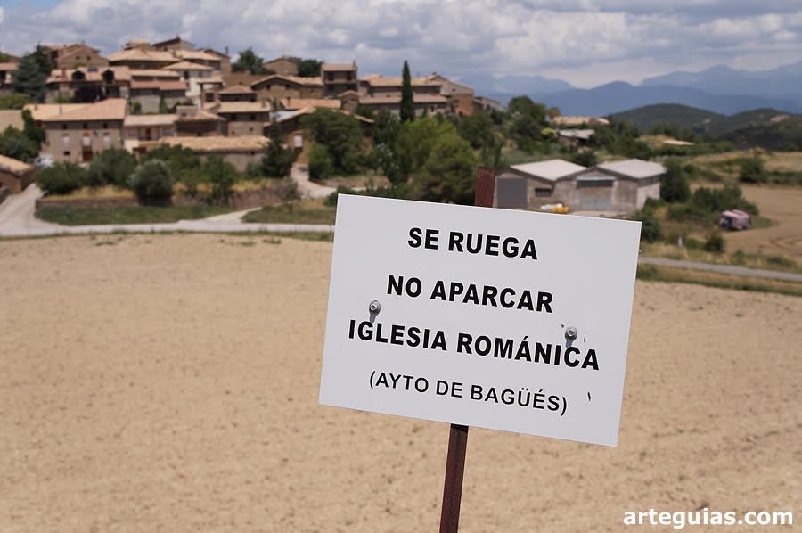 La iglesia y el pueblo de Bag&uuml;&eacute;s al fondo
