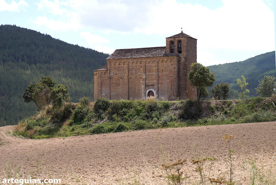 La iglesia de Bag&uuml;&eacute;s desde el caser&iacute;o del pueblo