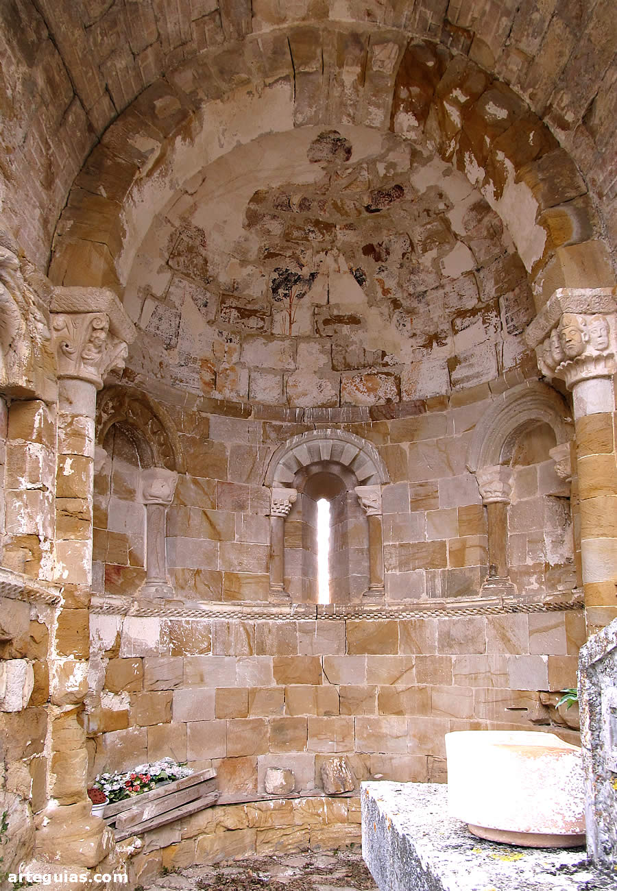 Iglesia de B&aacute;rcena de Pienza: interior del &aacute;bside