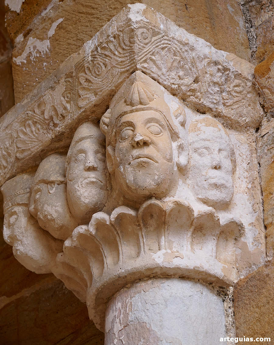 Capitel con cabezas en la iglesia de B&aacute;rcena de Pienza