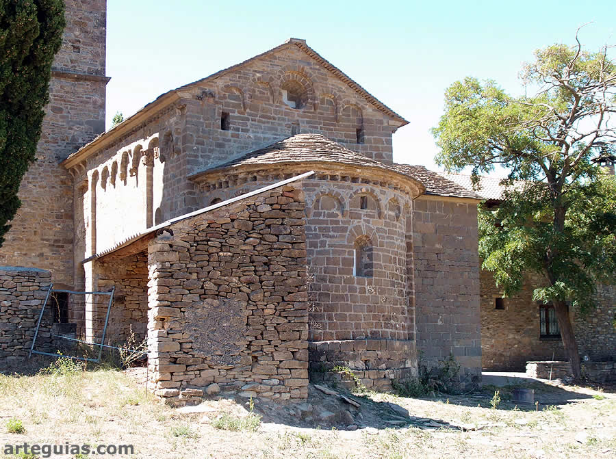 Este templo lombardo visto desde el sureste