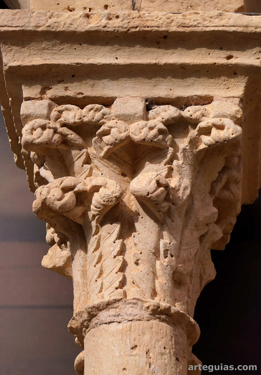Capitel vegetal de la galería