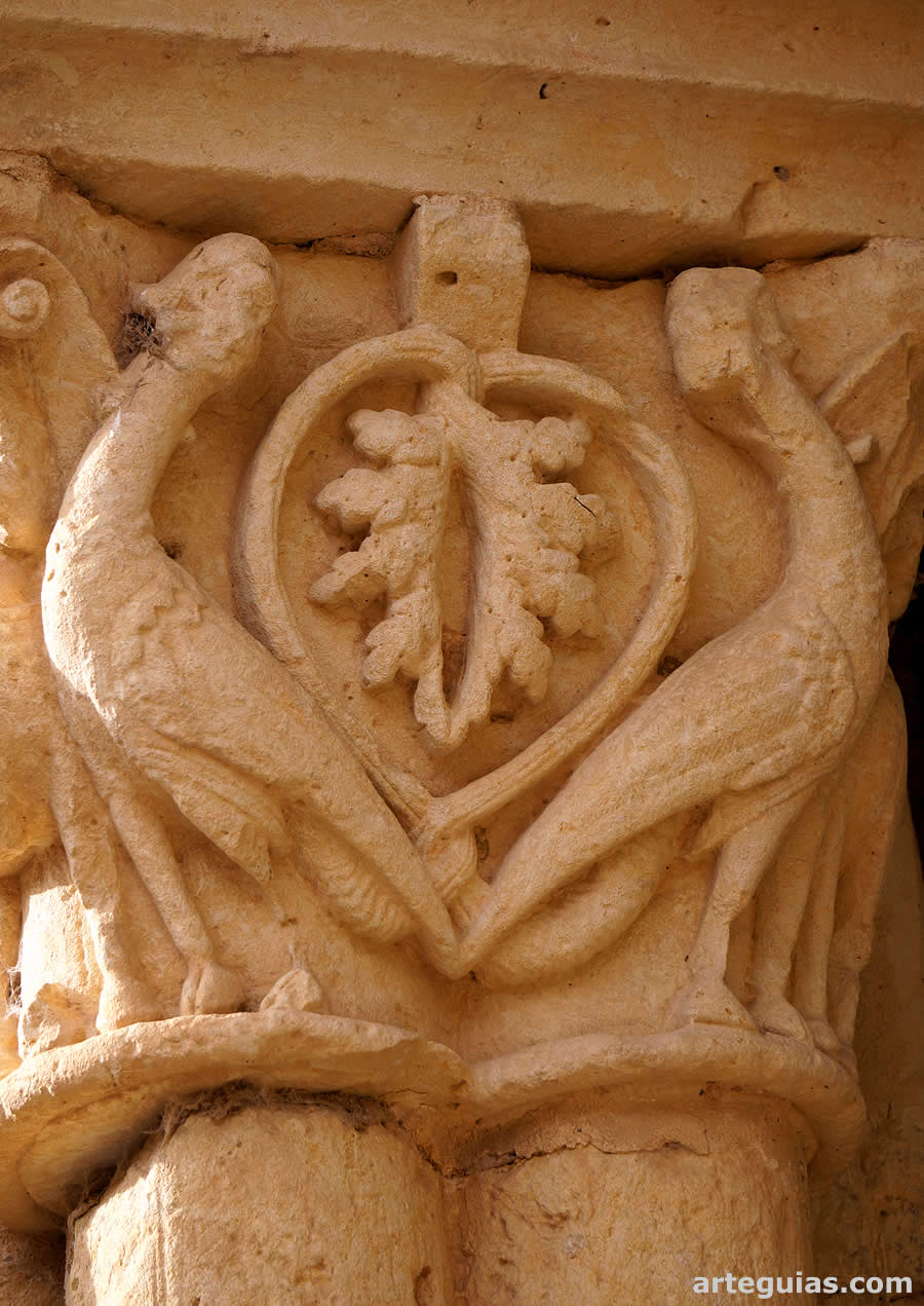 Capitel con dos arpías