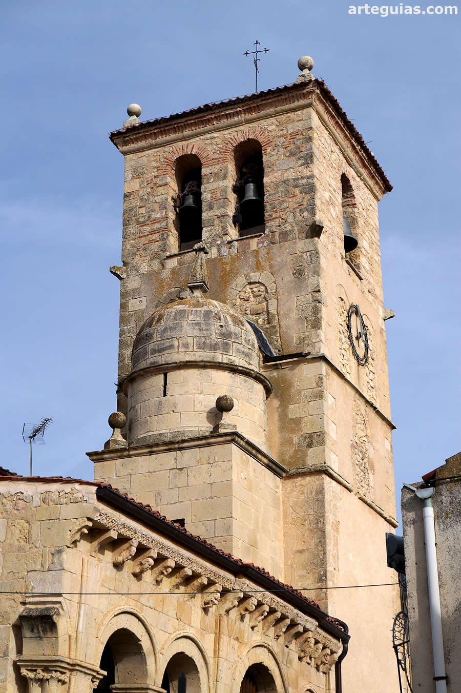 Campanario de la iglesia de Bernuy de Porreros