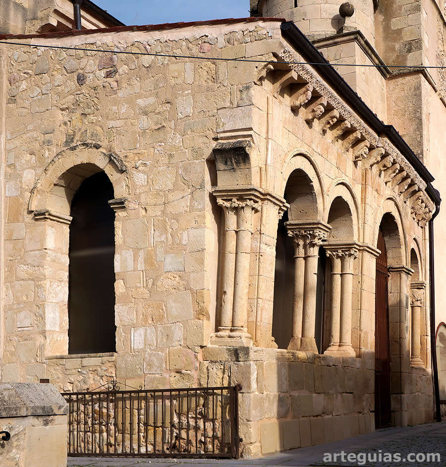 Iglesia de Santiago de Bernuy de Porreros: galería porticada románica