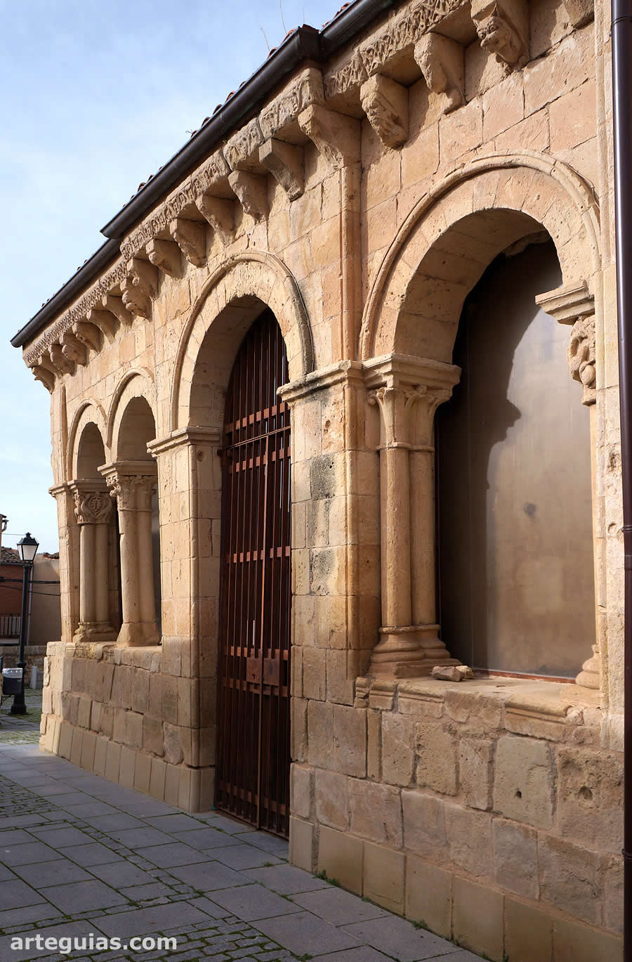 Bernuy de Porreros: pórtico románico de la iglesia de Santiago