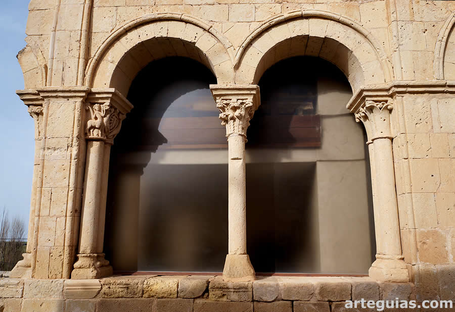 Arquería de la galería porticada románica de Bernuy de Porreros