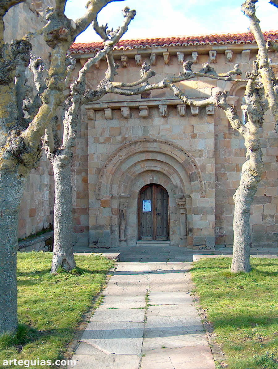 Iglesia de Bolmir, Cantabria: fachada sur