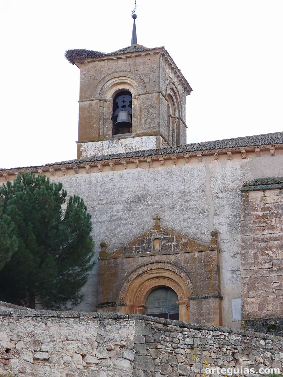 El templo románico con su puerta y campanario