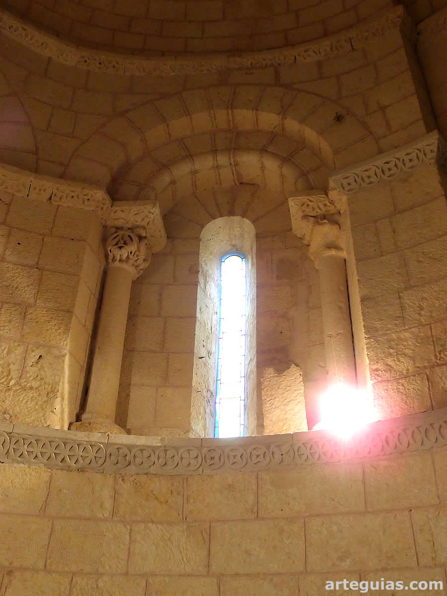 Ventanal interior del ábside