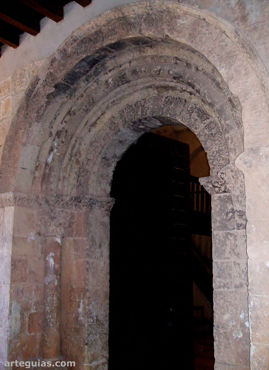 Puerta sur de comunicación con la galería porticada
