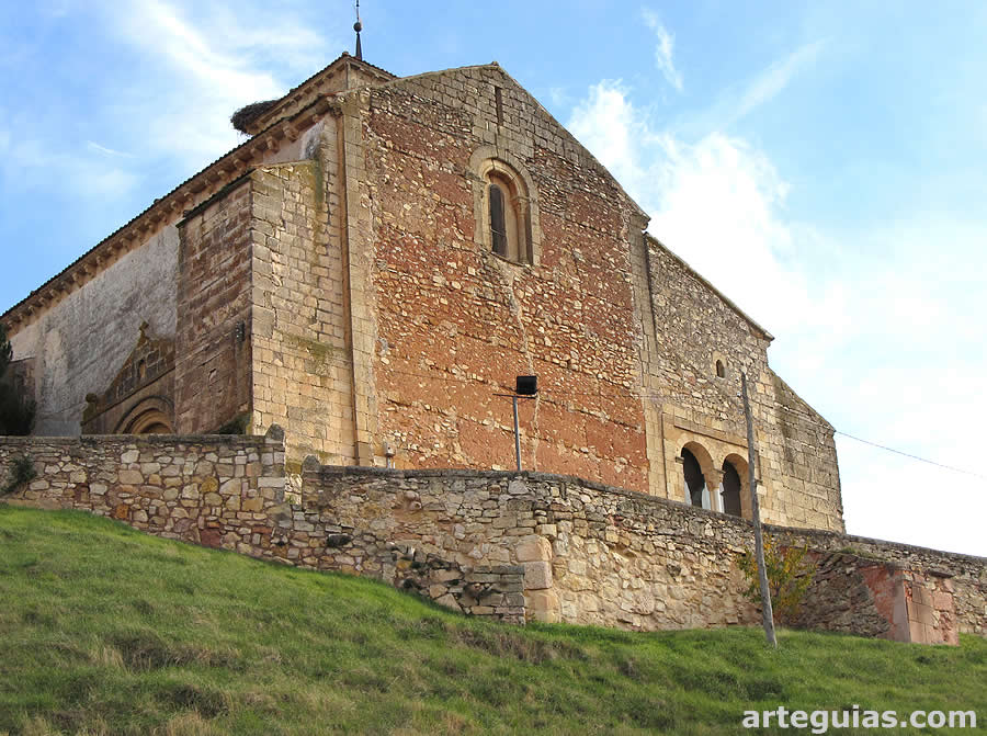 Imafronte de la iglesia románica de Caballar