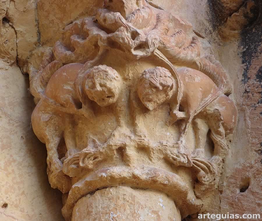 Capitel con dos leones