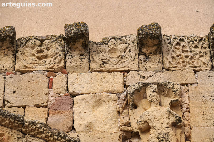 Canecillos y metopas de la portda románica