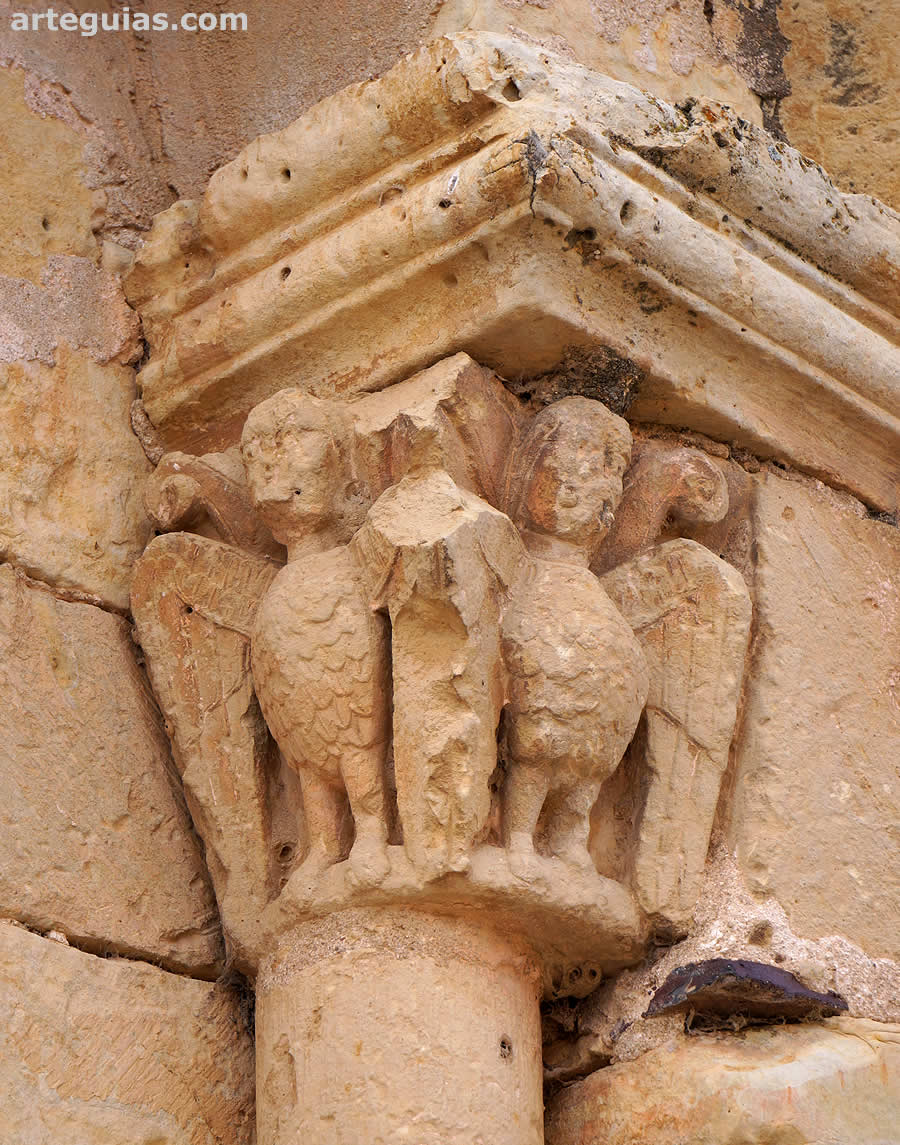 Capitel del ventanal del templo de Cabañas de Polendos