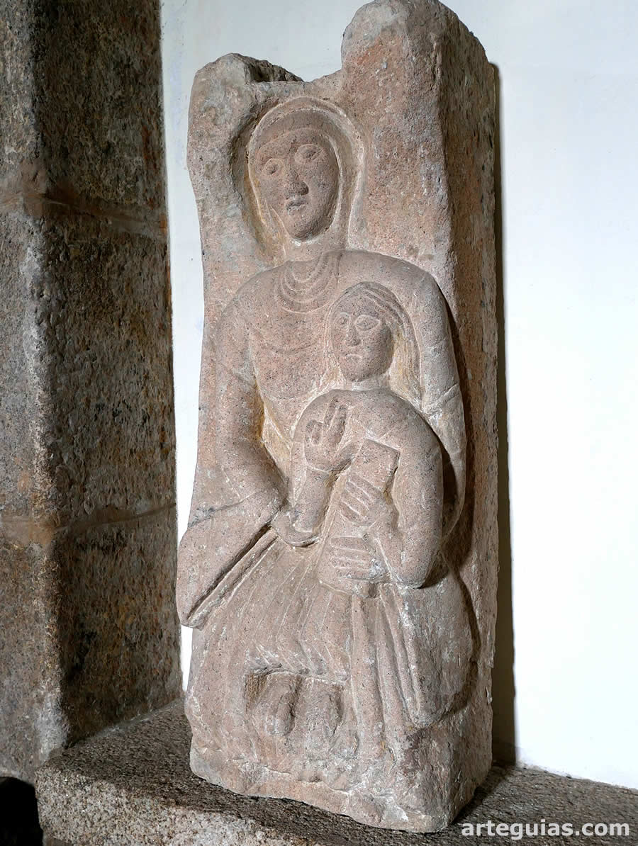 Relieve de la Virgen con el Niño