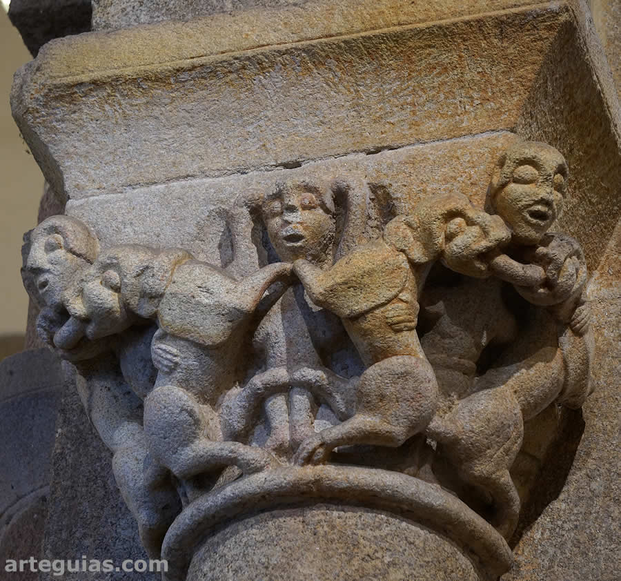 Capitel románico con hombres y leones