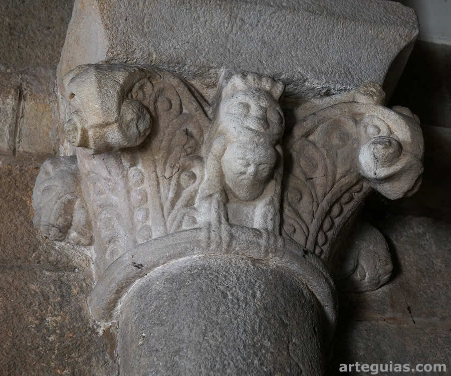 Capitel interior
