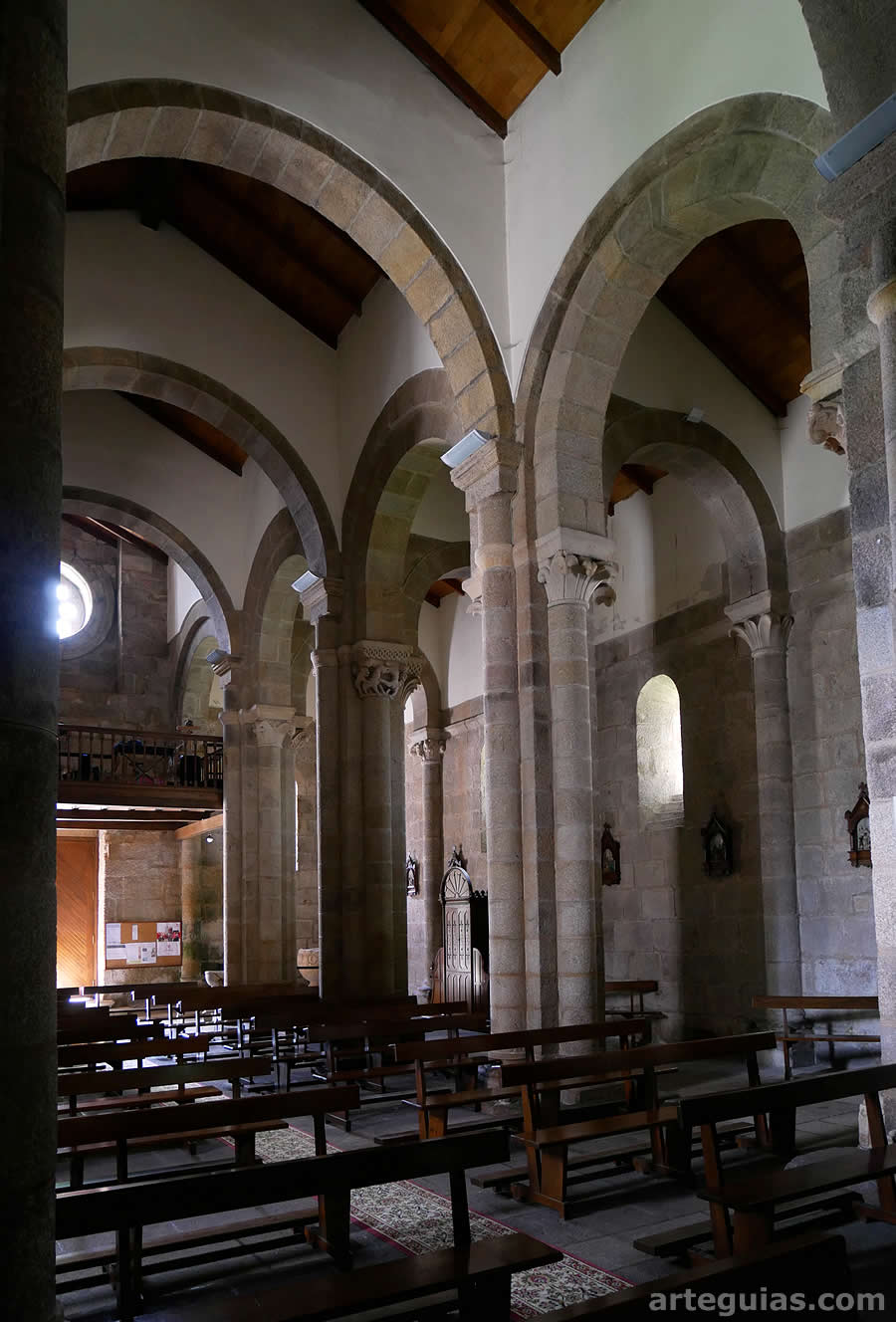Aspecto de la iglesia de Cambre y de sus naves y arcos