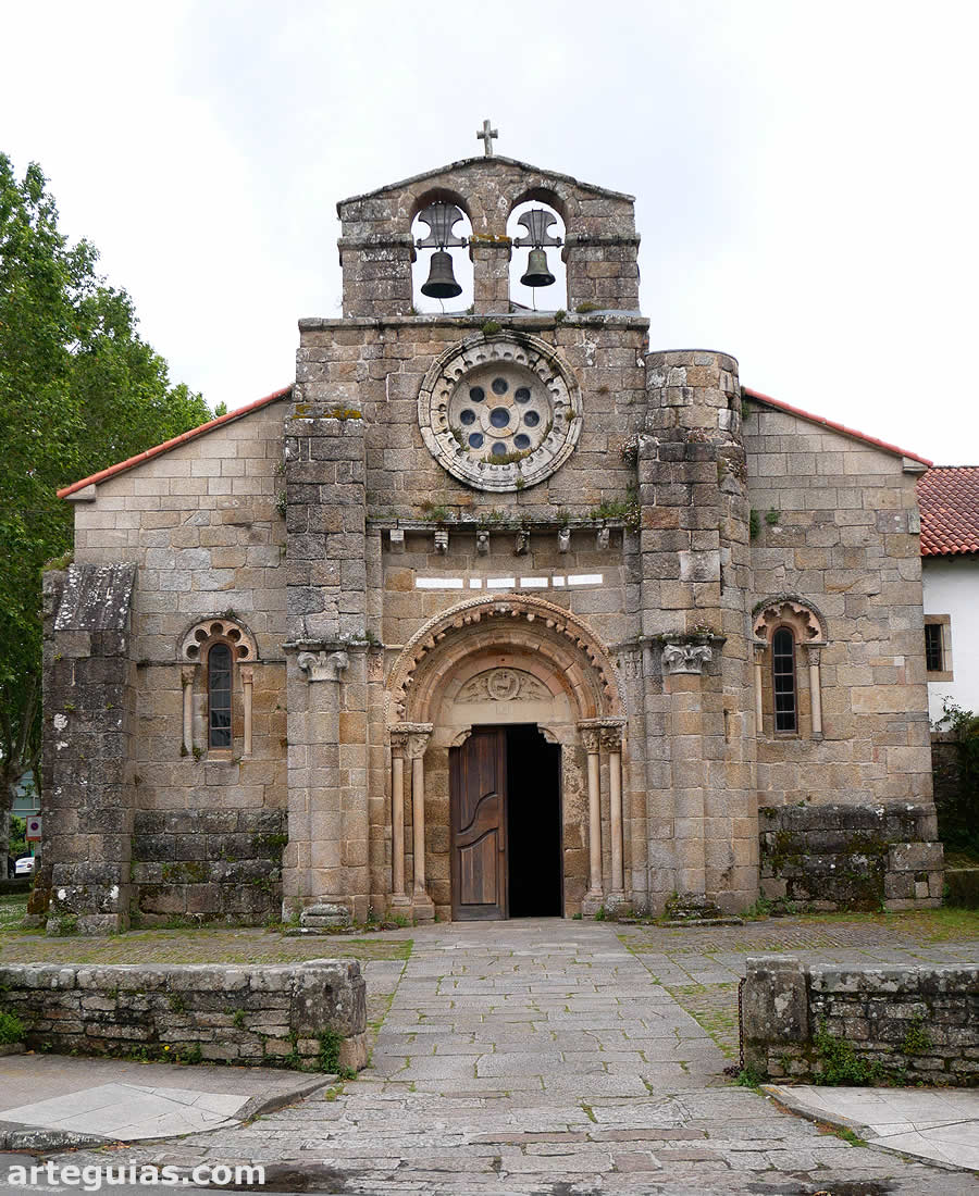 Fachada de la iglesia de Santa María de Cambre, A Coruña