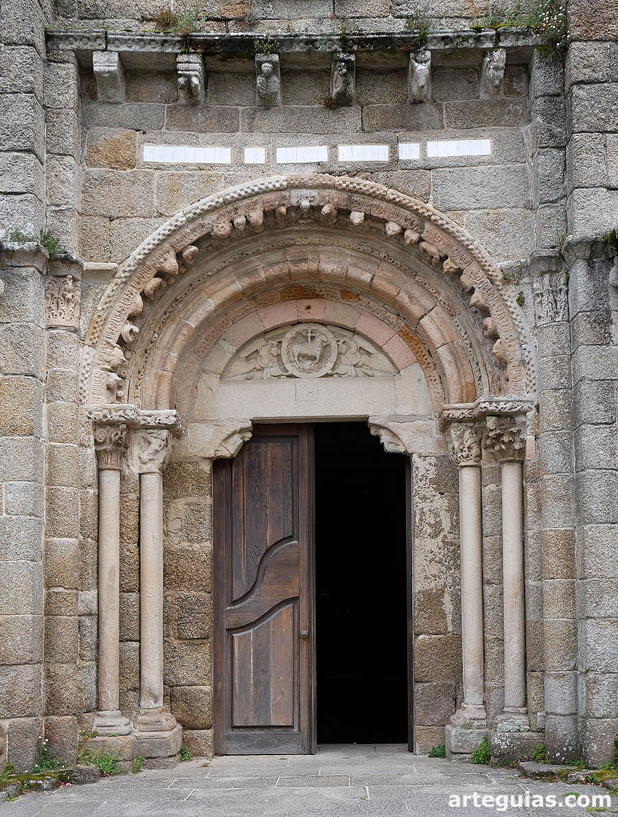 Portada principal. Iglesia de Cambre