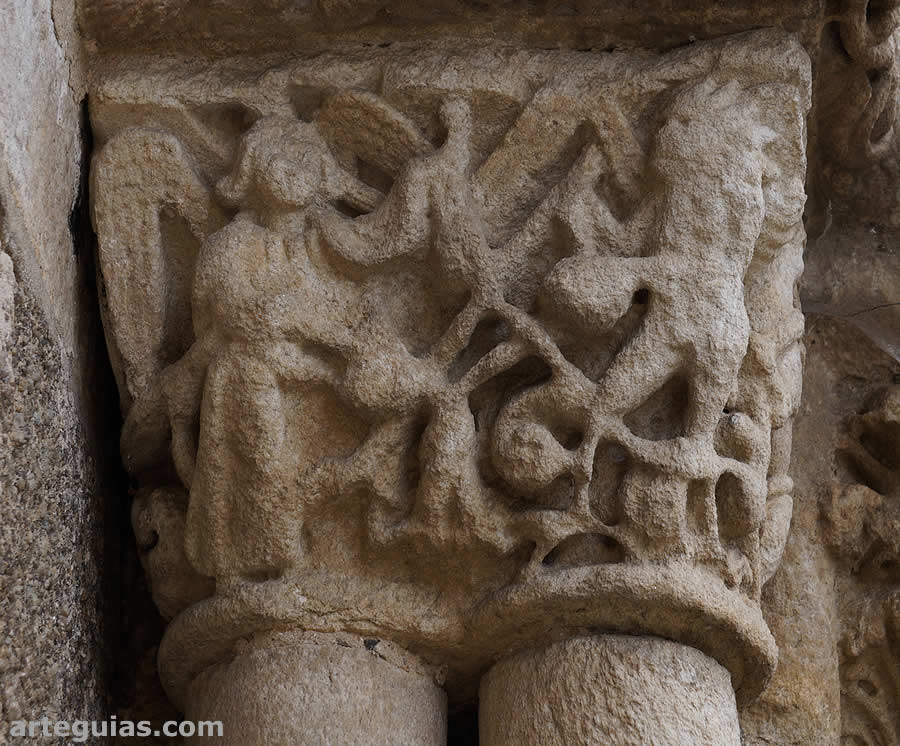 Capitel con una representación de la Psicostasis