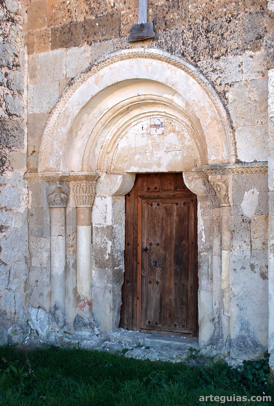Iglesia de Carcedo de Bureba: portada románica en el costado septentrional