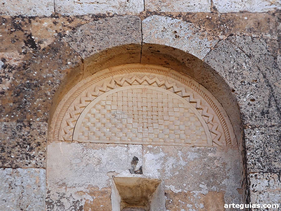 Tímpano decorado de una ventana de la iglesia de Carcedo de Bureba