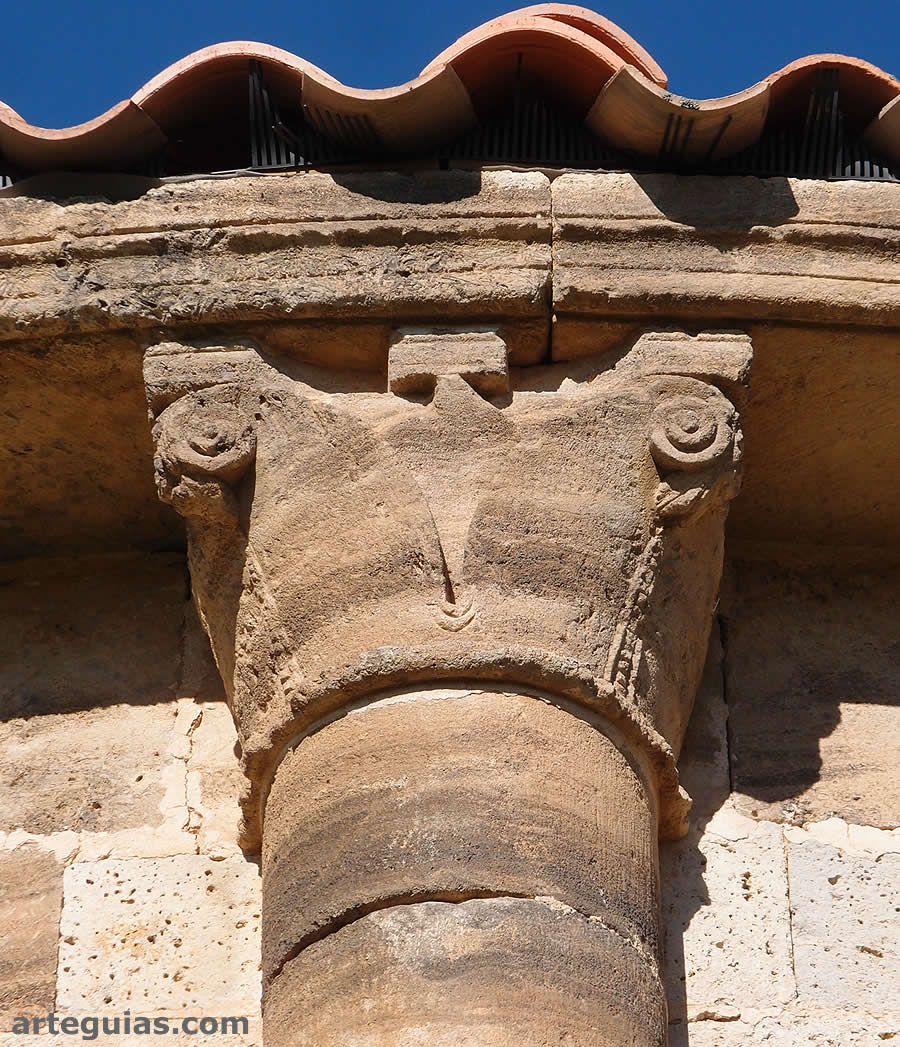 Capitel de una de las columnas del ábside