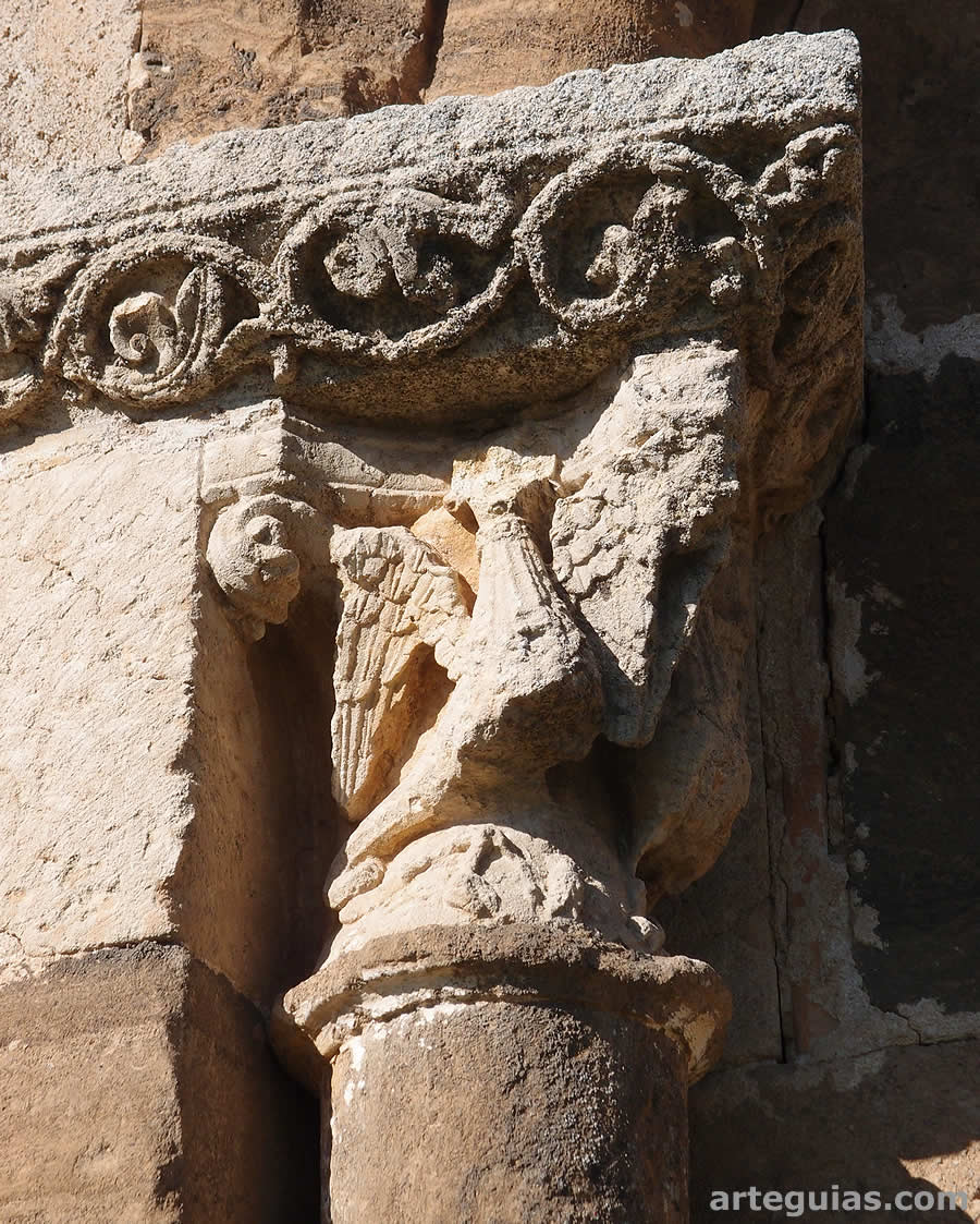 Capitel con arpías en el ábside