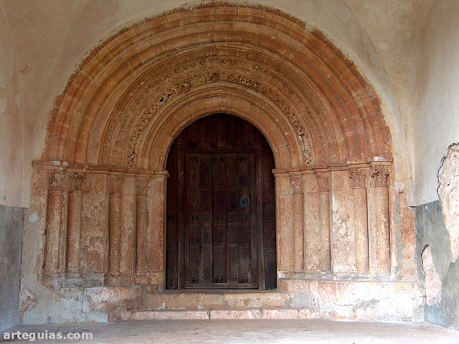Iglesia de Castil de Lences: portada