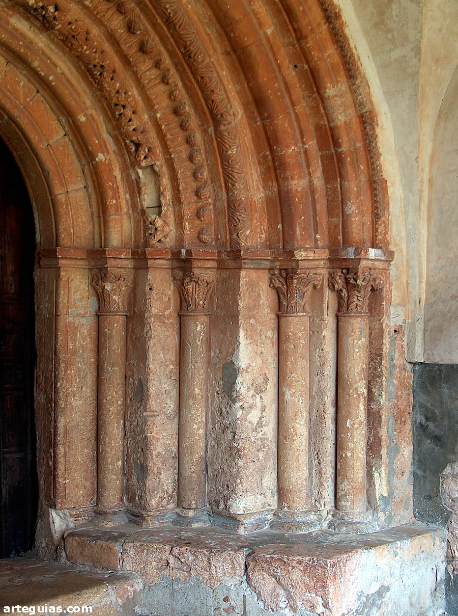 Columnas y arquivoltas de la puerta