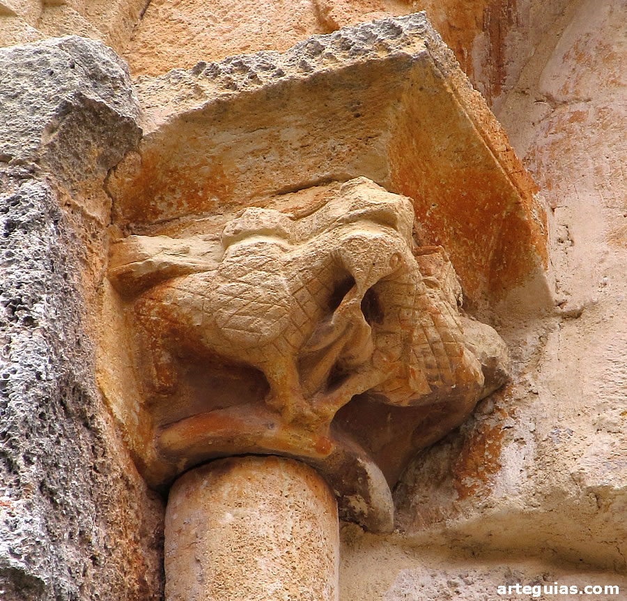 Capitelde aves del ventanal del imafronte