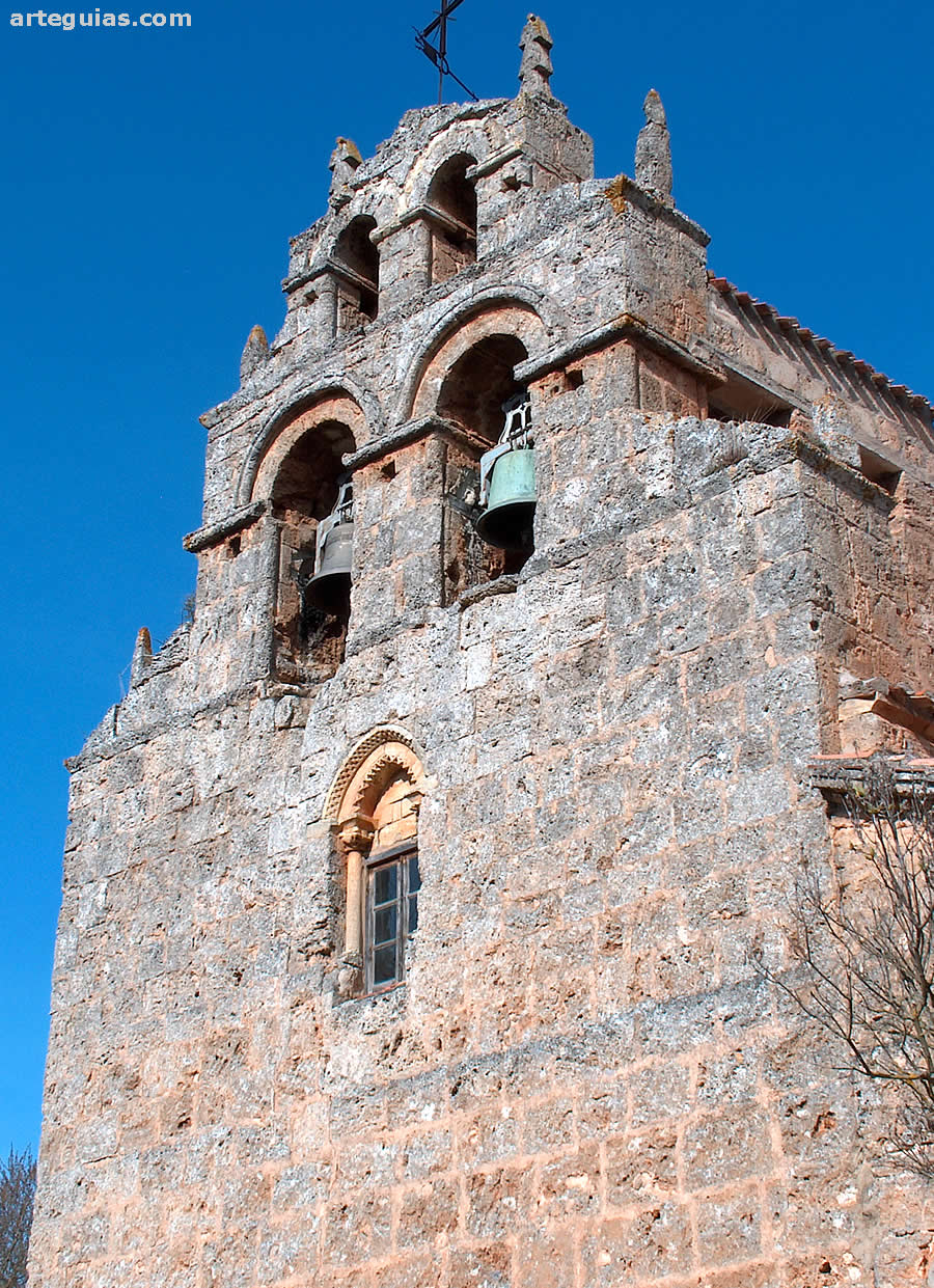 Imafronte de la iglesia de Castil de Lences