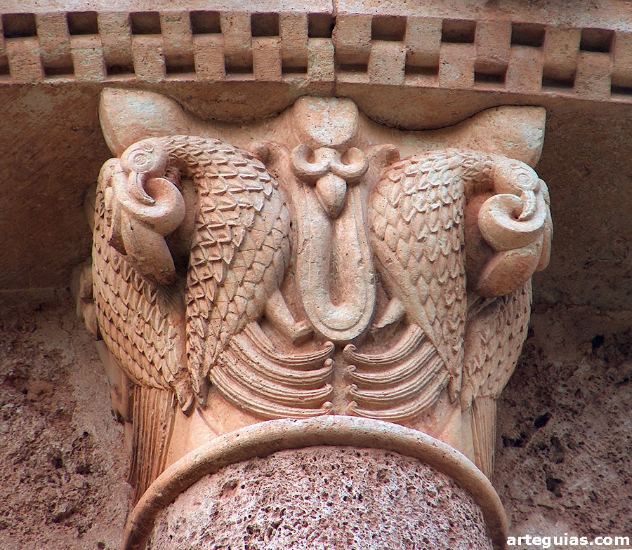 Capitel de una de las columnas entregas del ábside